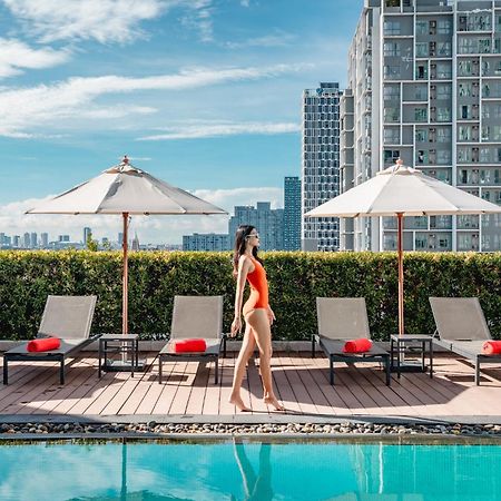 Avani Sukhumvit Bangkok Hotel Екстер'єр фото The rooftop pool at the hotel