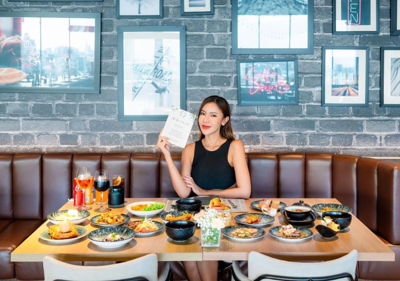 Avani Sukhumvit Bangkok Hotel Екстер'єр фото A woman eating at a restaurant