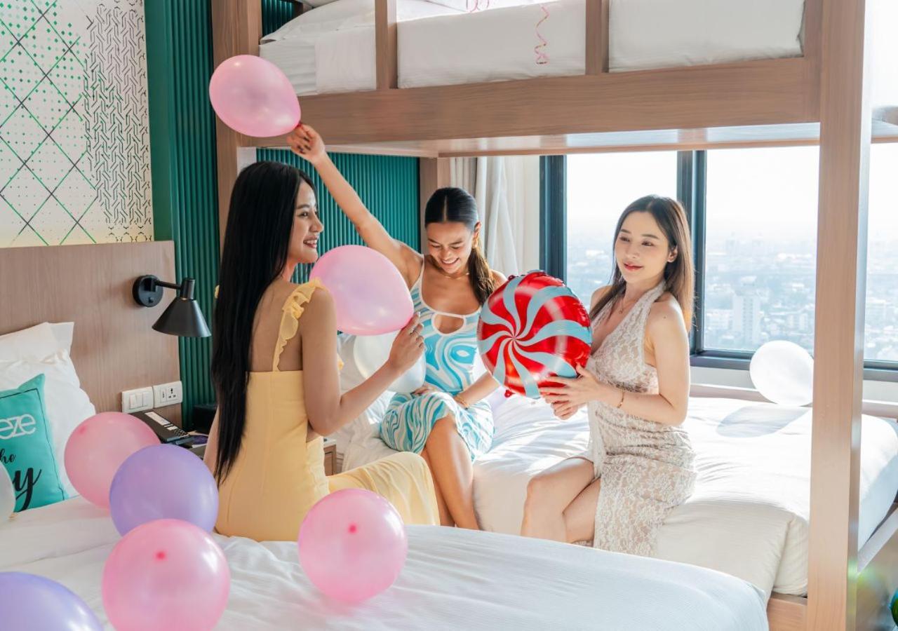 Avani Sukhumvit Bangkok Hotel Екстер'єр фото Balloons are used for party decorations