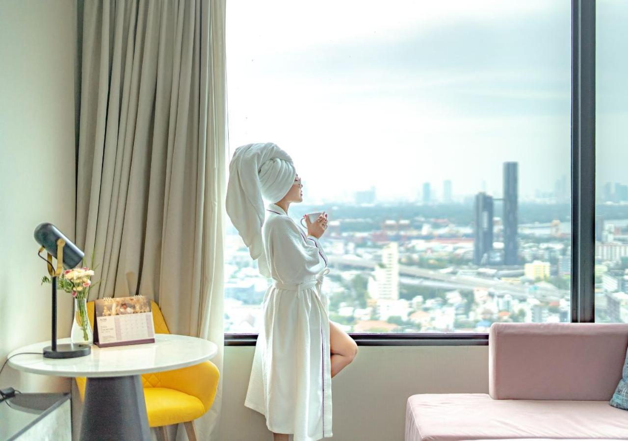 Avani Sukhumvit Bangkok Hotel Екстер'єр фото A woman wearing a bathrobe