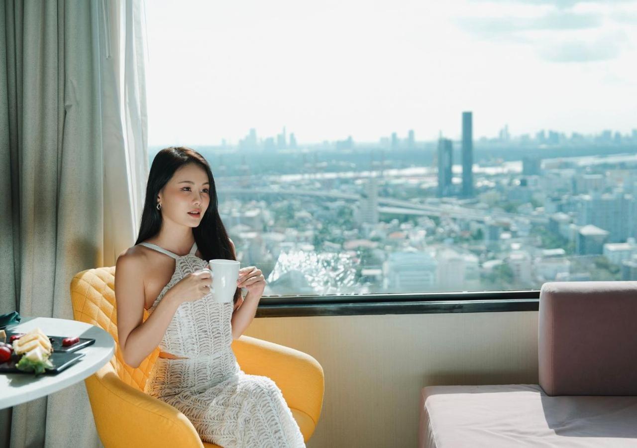 Avani Sukhumvit Bangkok Hotel Екстер'єр фото A woman drinking coffee