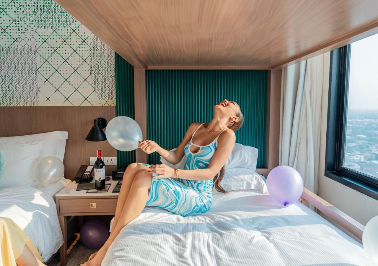 Avani Sukhumvit Bangkok Hotel Екстер'єр фото A woman in a hotel room