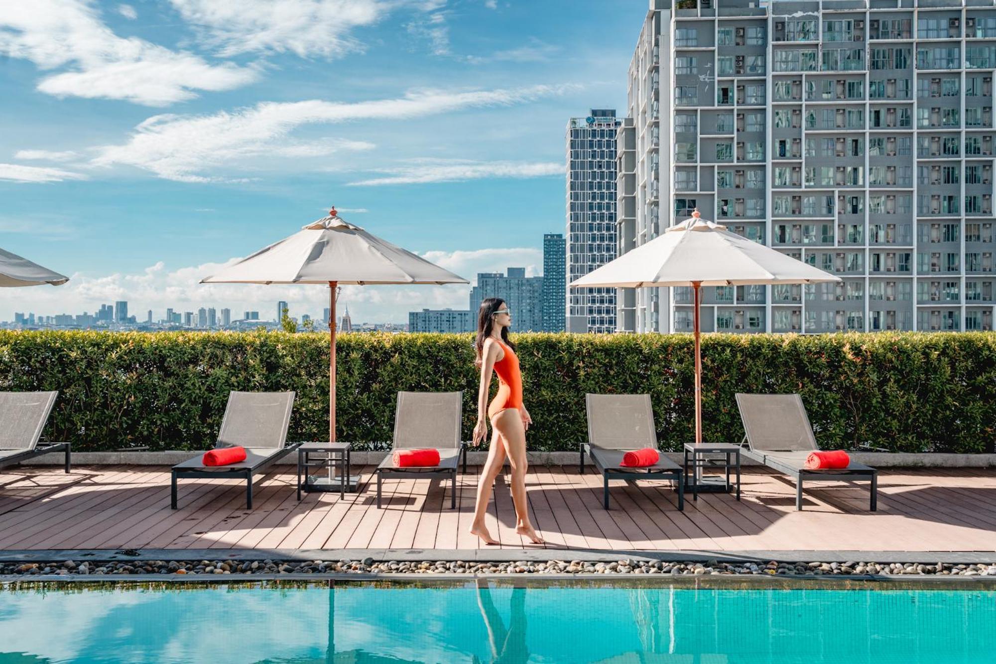 Avani Sukhumvit Bangkok Hotel Екстер'єр фото The rooftop pool at the hotel